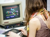 Девушка играет в Dynamite Dan (на ZX Spectrum)