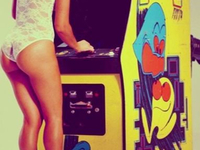 Девушка и аркадный автомат Pac Man